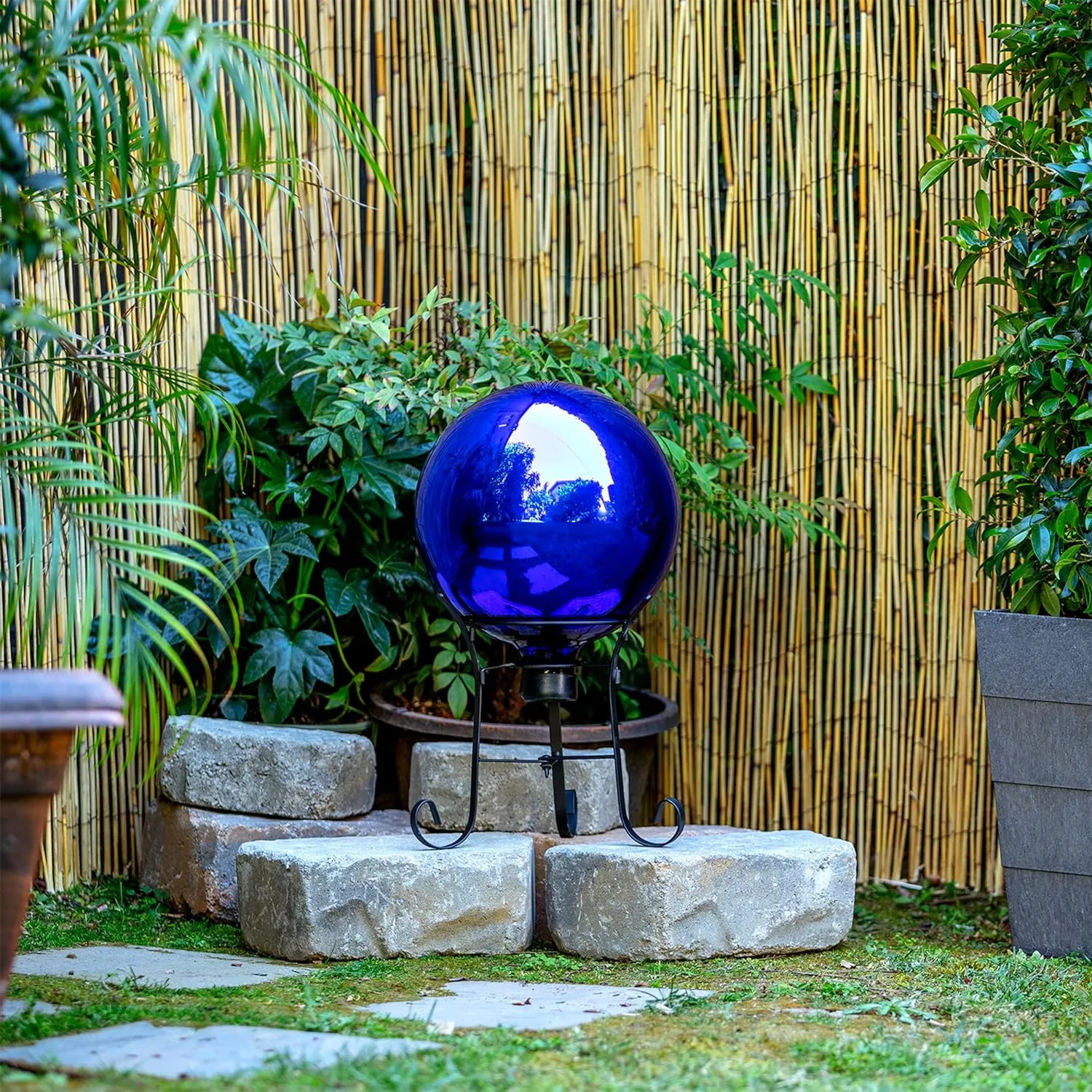 Alpine Corporation 10" Diameter Indoor Outdoor Glass Gazing Globe Festive Yard Decor, Blue