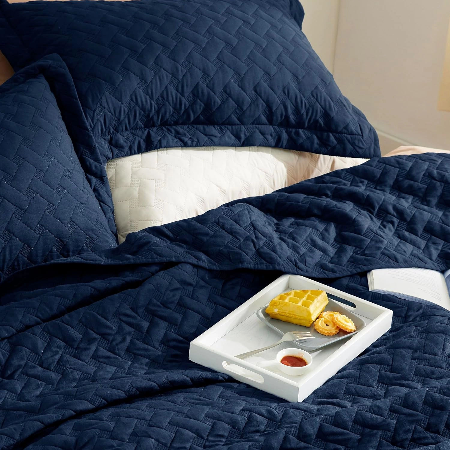 Bedsure Quilts Queen Size - Lightweight Bedspreads Queen Size with Basket Weave Pattern, Soft Quilt Bedding, Navy Comforter Coverlet for All Seasons (90" x 96")