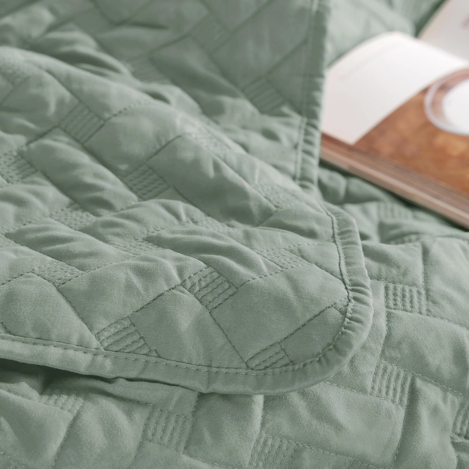Bedsure Quilts Queen Size - Lightweight Bedspreads Queen Size with Basket Weave Pattern, Soft Quilt Bedding, Sage Green Comforter Coverlet for All Seasons (90" x 96")