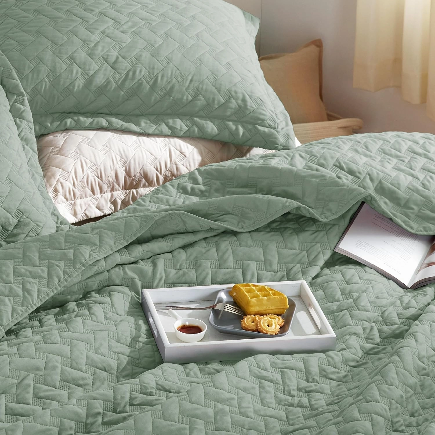 Bedsure Quilts Queen Size - Lightweight Bedspreads Queen Size with Basket Weave Pattern, Soft Quilt Bedding, Sage Green Comforter Coverlet for All Seasons (90" x 96")