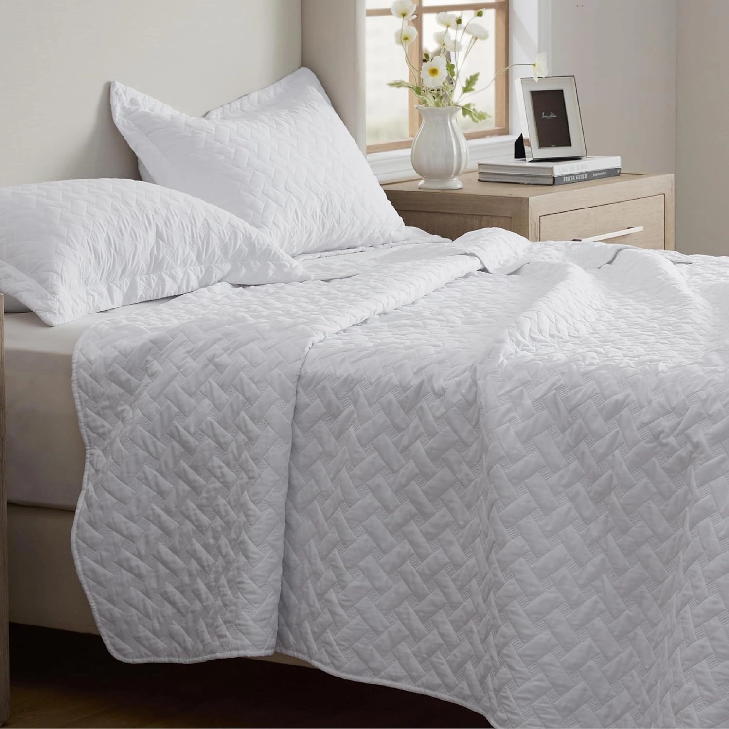 Bedsure Quilts Queen Size - Lightweight Bedspreads Queen Size with Basket Weave Pattern, Soft Quilt Bedding Set, White Comforter Set Coverlet for All Seasons with 2 Pillow Shams