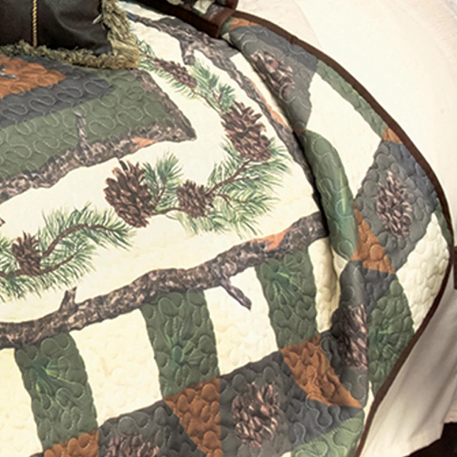 Black Forest Décor Woodland Pinecones Quilt Bed Set - King, Rustic Lodge Pinecone Quilt Bedding - 110" x 96"