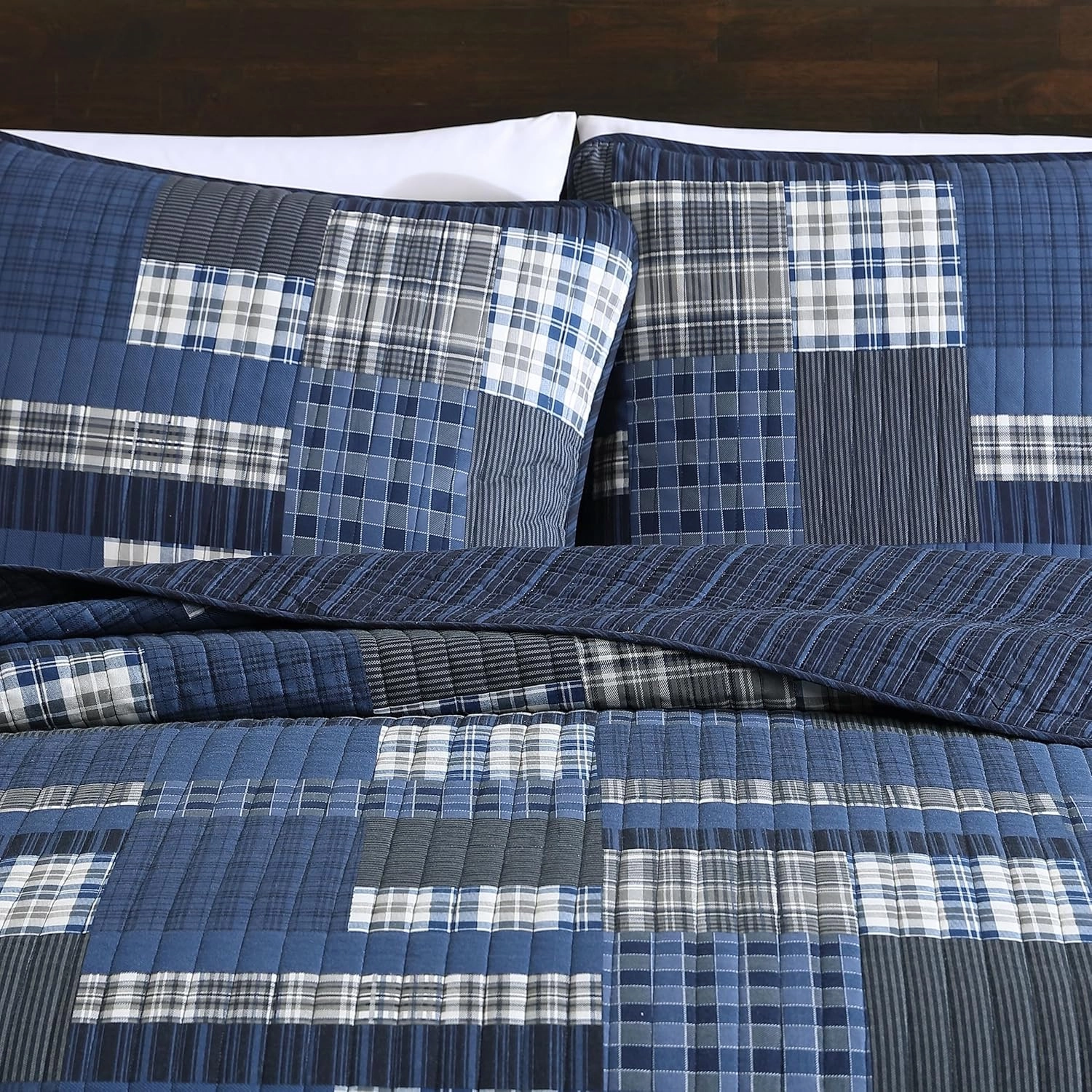 Eddie Bauer - Queen Quilt Set, Reversible Cotton Bedding with Matching Shams, Lightweight Home Decor for All Seasons (Eastmont Navy, Queen)