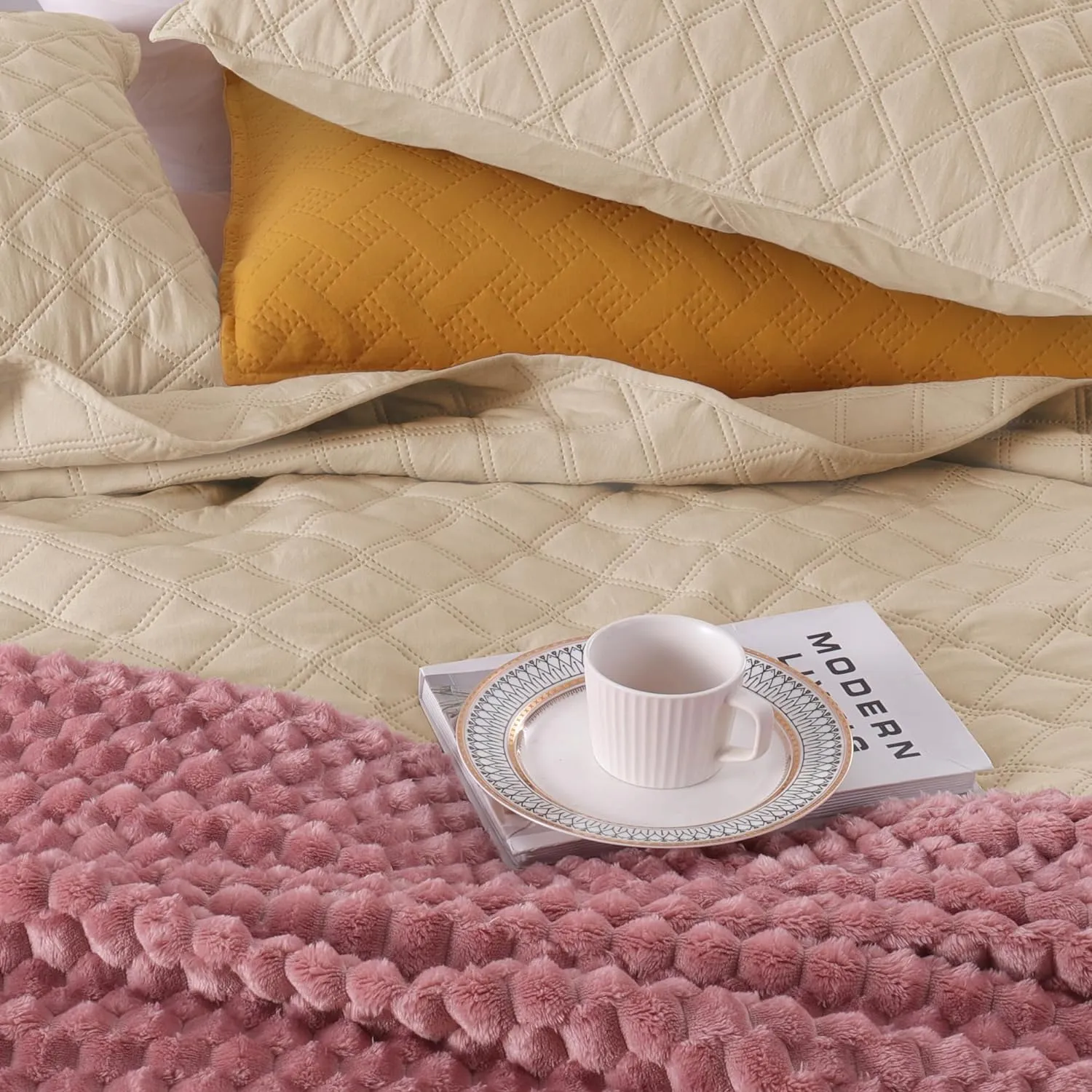 Exclusivo Mezcla Soft Quilt Set Queen Full Size, 3 Pieces Lightweight Quilts Brich Beige Bedspreads Coverlets Bedding Set for All Seasons, Grid Pattern