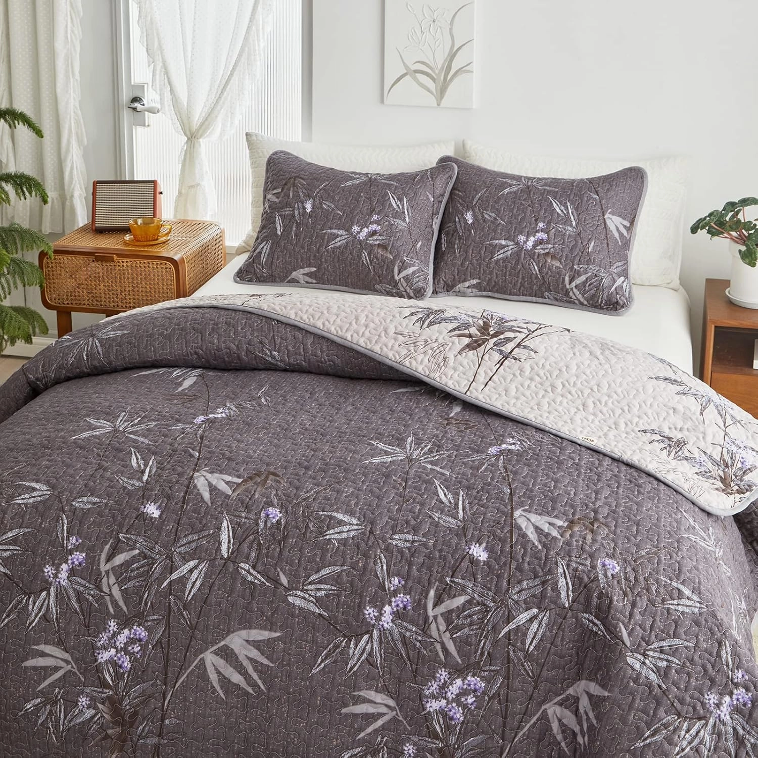 Flysheep Quilt Set 3 Pieces King Size, Black Leaves Botanical Design Reversible Bedspread Coverlet Set, Soft Microfiber Lightweight Bed Cover for All Season (102" x 90", 1 Quilt  2 Pillow Shams)