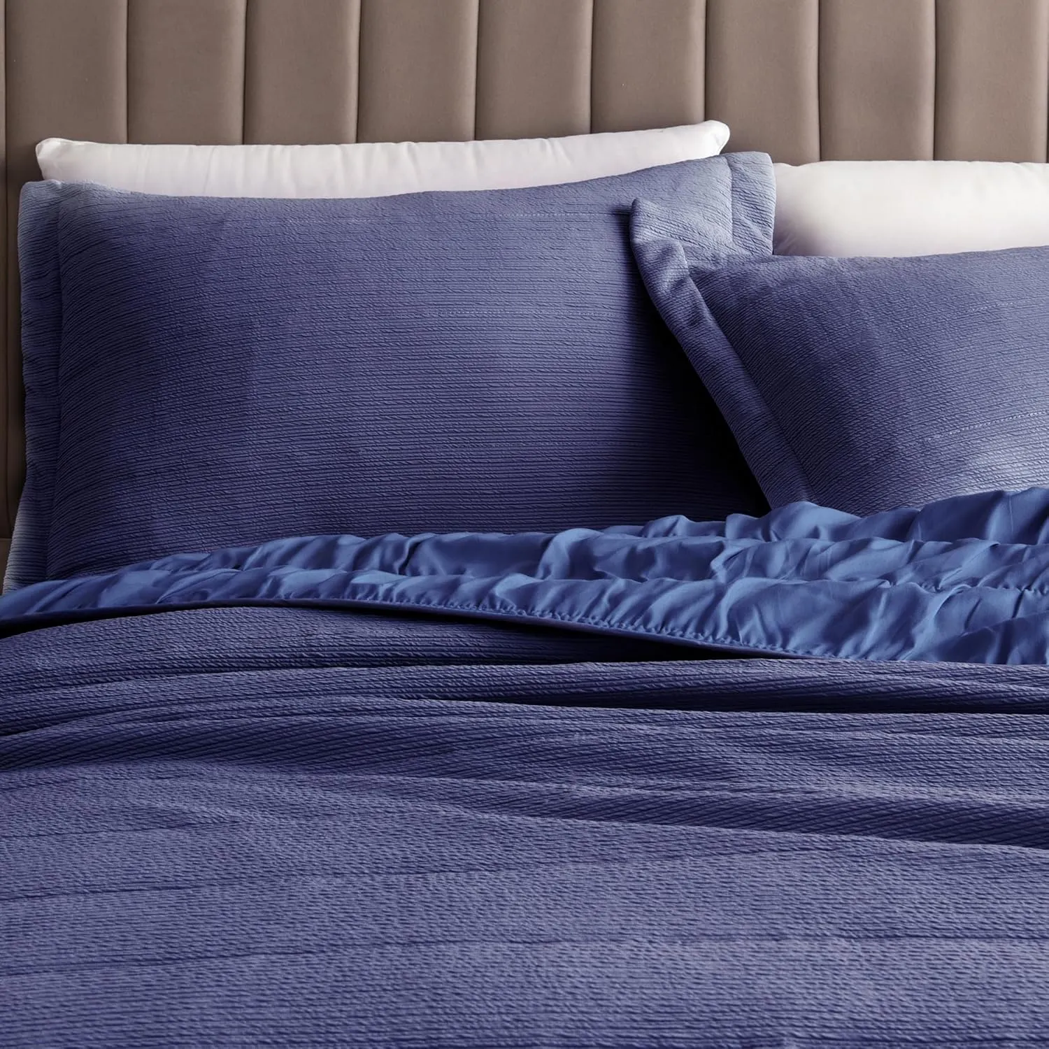 Great Bay Home Textured Spandex King Quilt Set Includes Shams. Navy Heavyweight Bedspread, All-Season Coverlet Bedding Set. Luxurious Warm Bedding Set