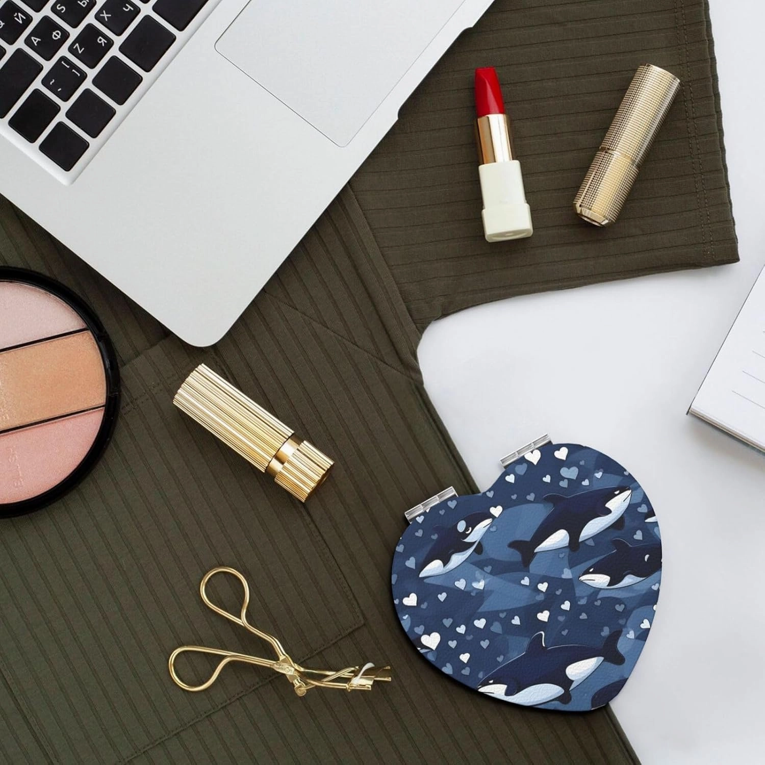 Portable Pocket Makeup Mirror Blue Killer Whale Travel Cosmetic Mirror Heart Shape Print Magnifying Compact Mirror for Eyelash