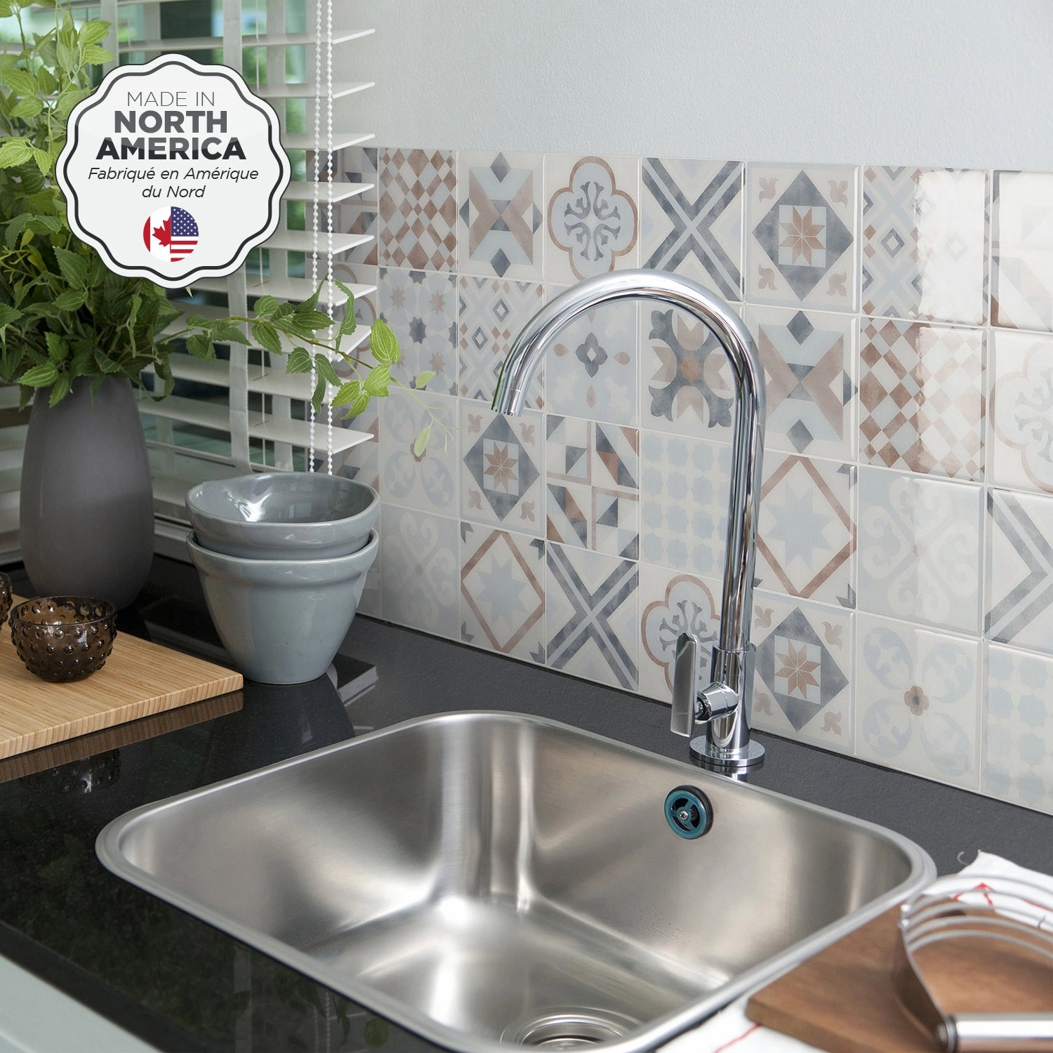 Smart Tiles Peel and Stick 4-Sheet 9 x 9 Backsplash - Vintage Parma|Dosseret Smart Tiles peler et coller 9 x 9, 4 feuilles - Vintage Parma