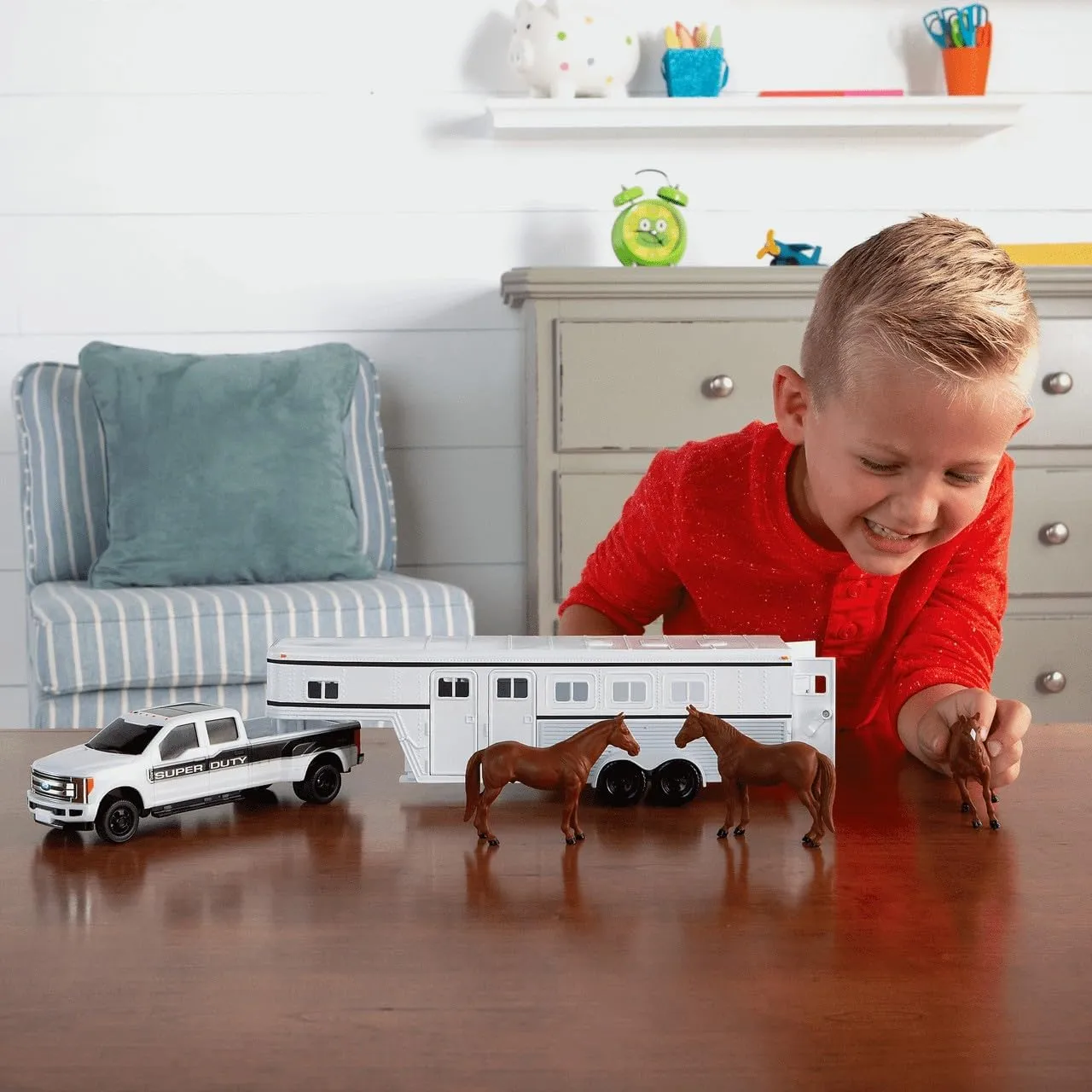 TOMY Ford F-350 Pickup Truck Toy - 1:32 Scale - Includes 3 Horse Toys and Horse Trailer - Farm and Construction Toys - Toddler Outdoor Toys Ages 3 Years and Up