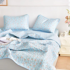 Wake In Cloud - Floral Quilt Set, Coquette Cottagecore Shabby Chic Flower Pattern for Women Teen Girls, Reversible Lightweight Bedspread Coverlet, 3 Pieces, Blue Pink, King Size